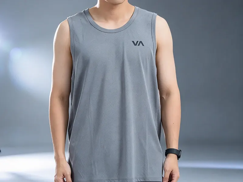 La canotta Sport Vent combina prestazioni e stile minimal per uomini attivi.