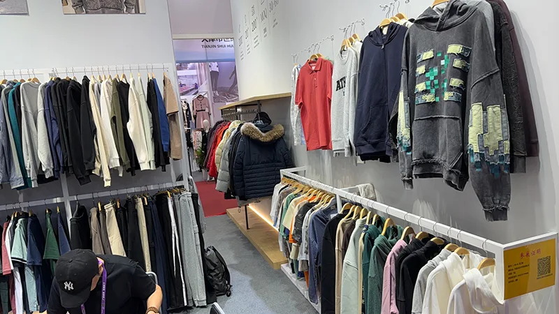 In che modo i produttori di abbigliamento possono ridurre i ritardi di produzione e la pressione delle scorte?