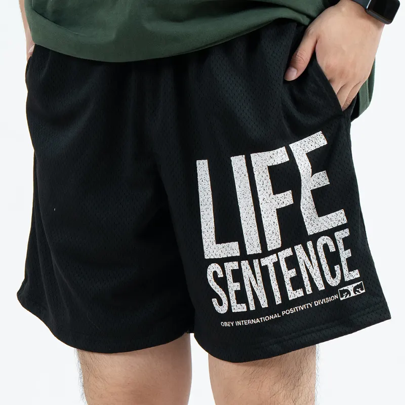 Pantaloncini neri traspiranti in rete ad asciugatura rapida con grande grafica a lettera bianca