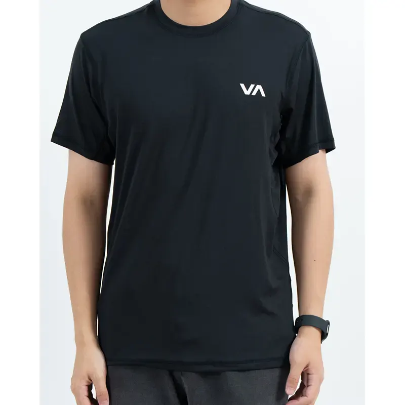 T-shirt nera girocollo ad asciugatura rapida con cuciture laterali sagomate e logo sul petto T-shirt nera girocollo ad asciugatura rapida con cuciture laterali sagomate e logo sul petto