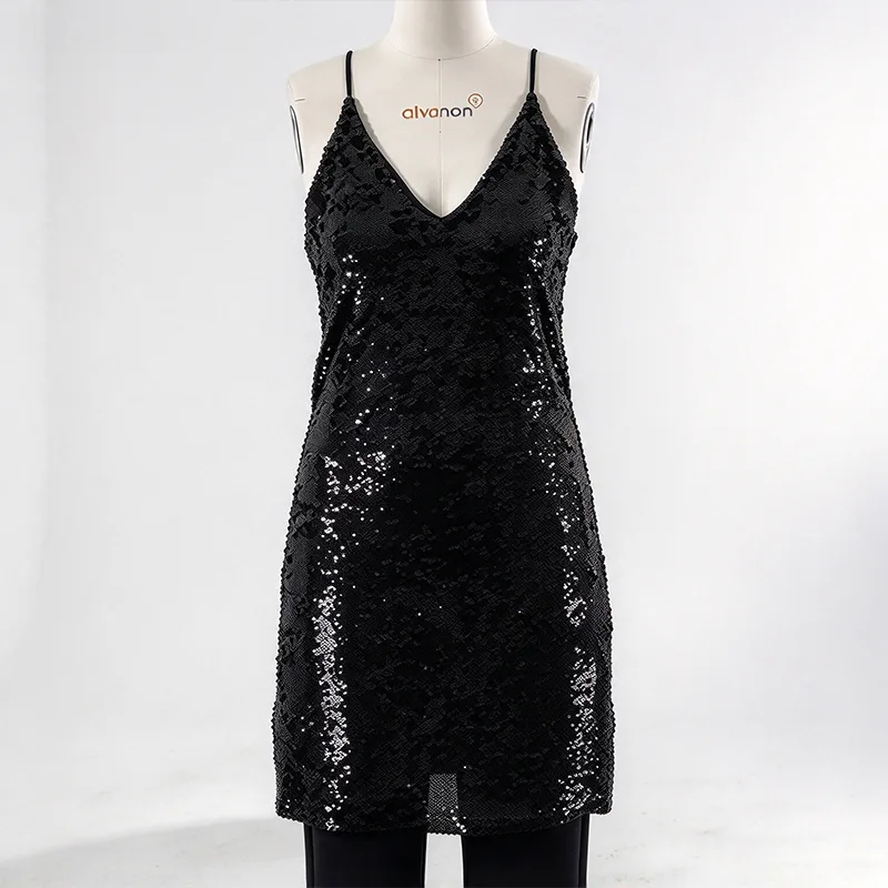 Mini abito sottoveste nero con paillettes con scollo a V e spalline sottili