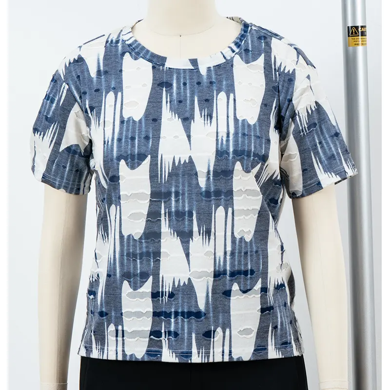 T-shirt con stampa astratta blu e bianca con texture ondulata