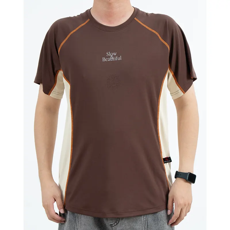 T-shirt raglan traspirante marrone con pannelli laterali color crema e linee di cucitura arancioni