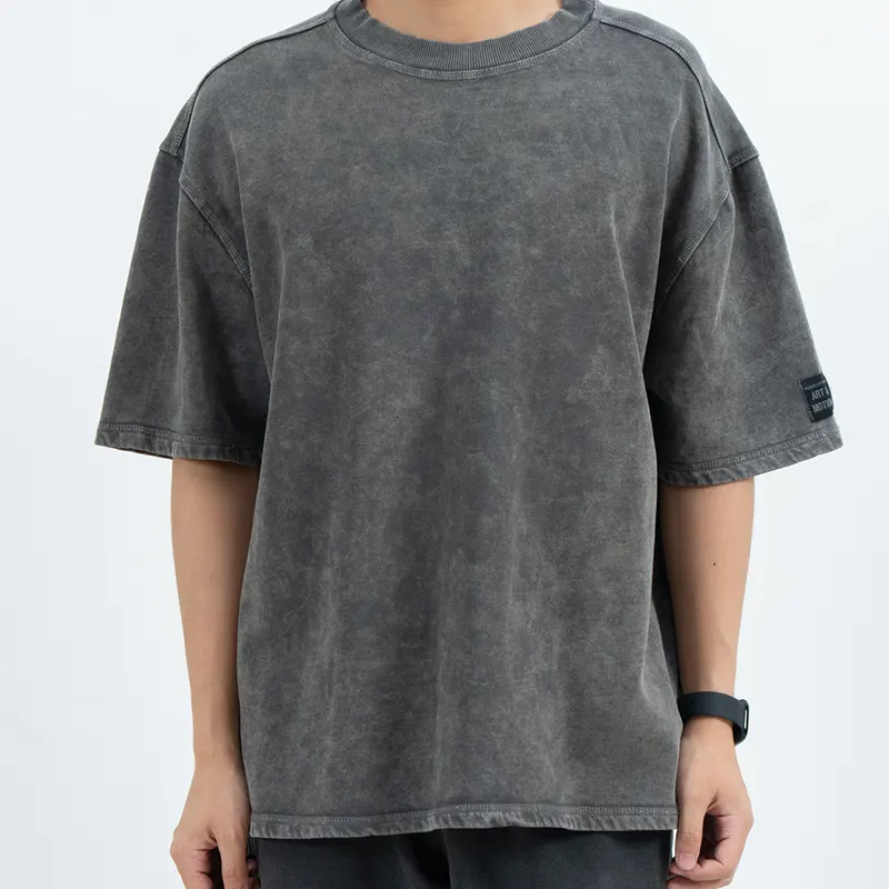 T-shirt oversize color carbone con effetto mélange sbiadito ed etichetta sulla manica