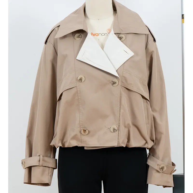 Trench Cropped Doppiopetto con Rever a Contrasto Trench Cropped Doppiopetto con Rever a Contrasto