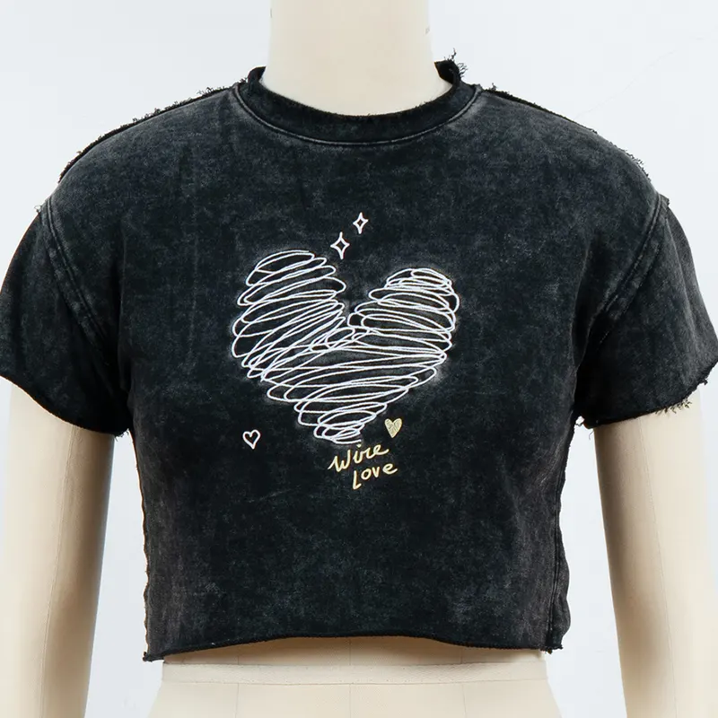 T-shirt corta con grafica a cuore e dettagli a taglio vivo