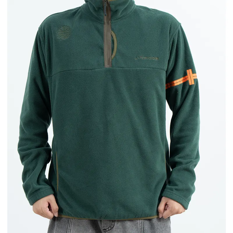 Pullover in pile verde con zip a un quarto e striscia sulle maniche a contrasto