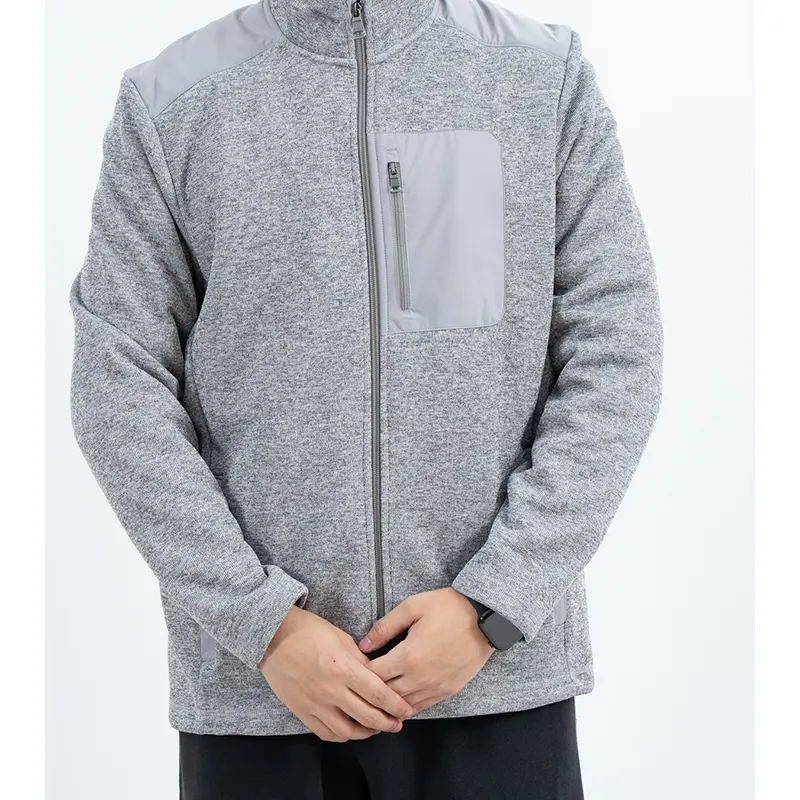 Giacca grigia con zip e colletto alla coreana, pannelli lisci su spalle e petto Giacca grigia con zip e colletto alla coreana, pannelli lisci su spalle e petto