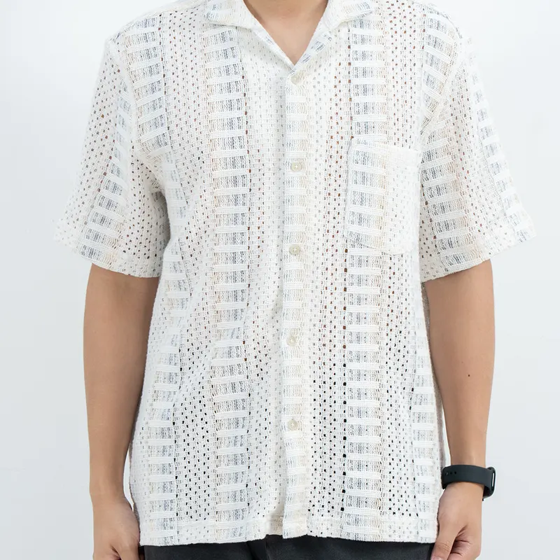 Camicia con colletto camp a maniche corte traforate e tasca sul petto