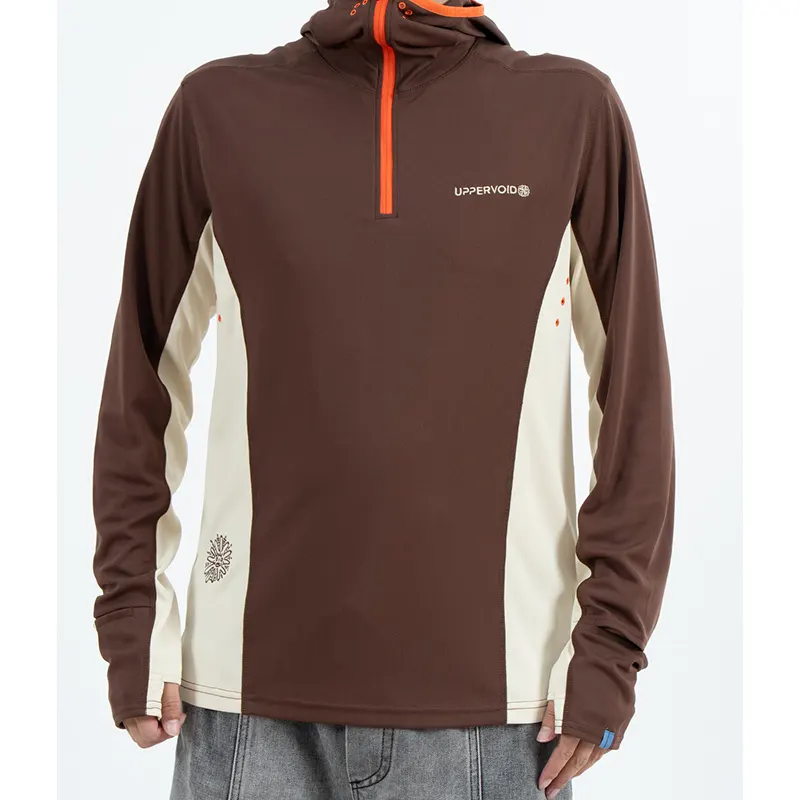 Parte superiore con cappuccio e zip a un quarto per protezione solare da esterni, pannelli laterali color crema e finiture arancioni