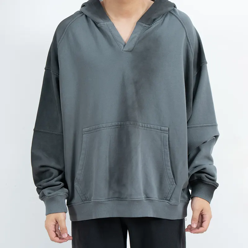 Felpa con cappuccio oversize con scollo a V, pannelli sulle maniche e tasca a marsupio