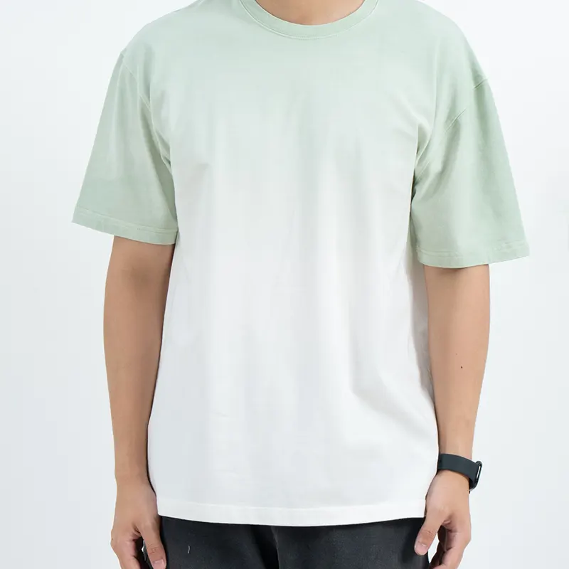 T-shirt rilassata Ombre dal menta al bianco con spalle scese