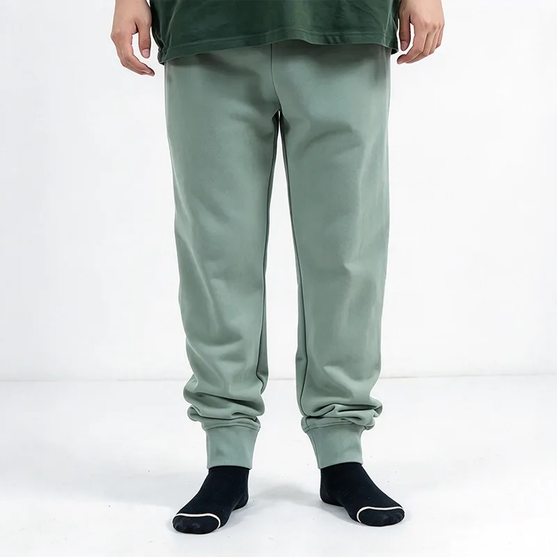 Pantaloni jogger verde salvia con polsini alla caviglia a coste