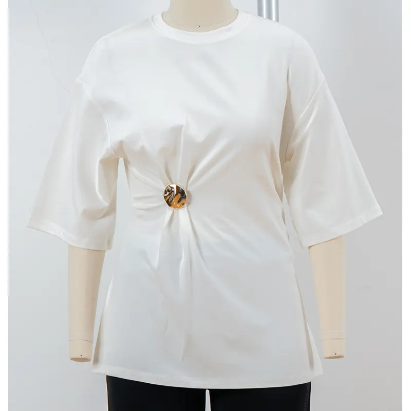 T-shirt girocollo bianca oversize con vita arricciata e ornamento rotondo