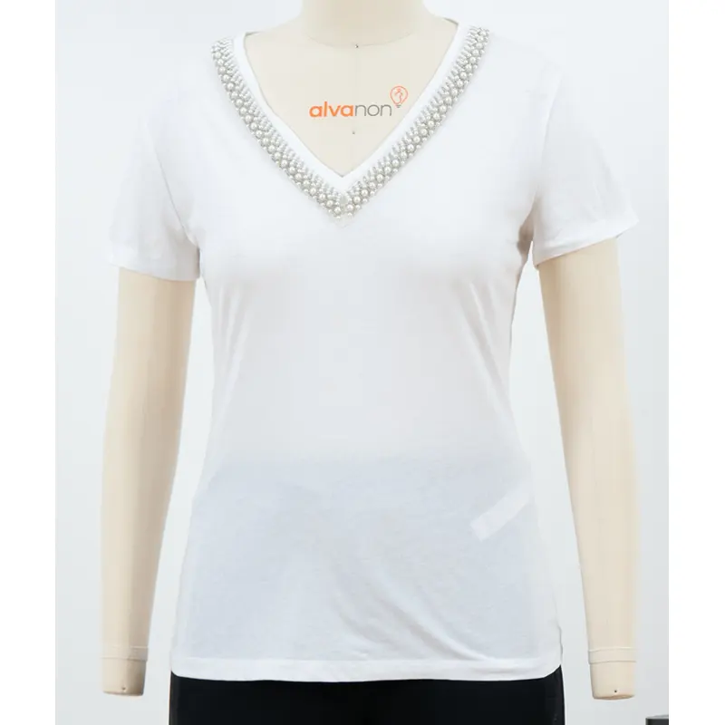 T-shirt bianca con scollo a V e scollo con perline